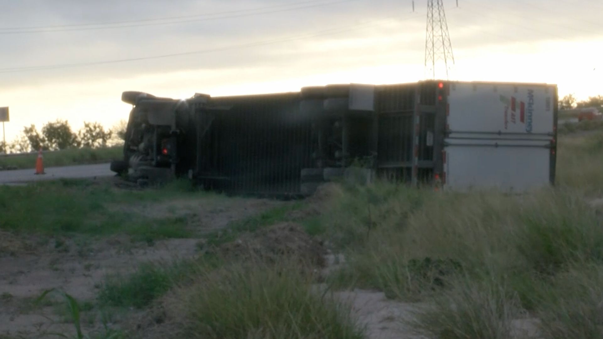 Tráiler Vuelca tras Chocar Contra Camioneta en Carretera de Nava